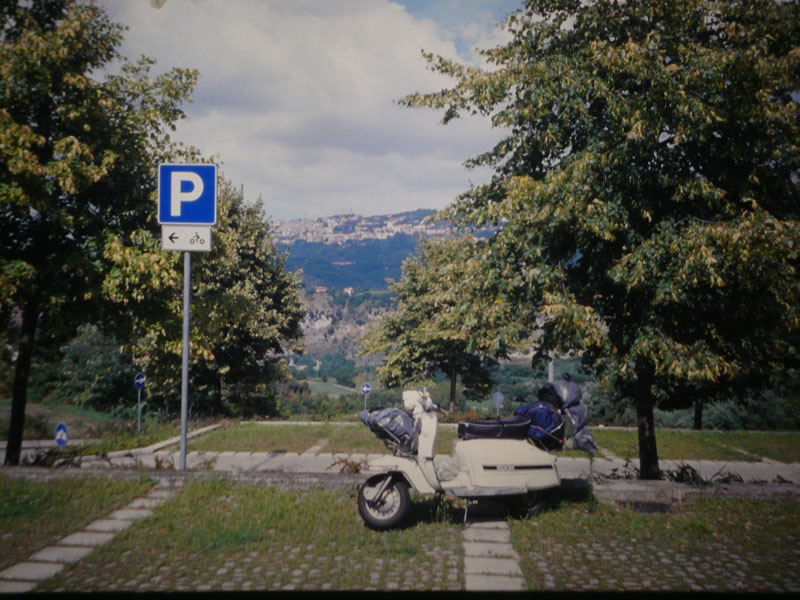 San Marino (im Hintergrund).